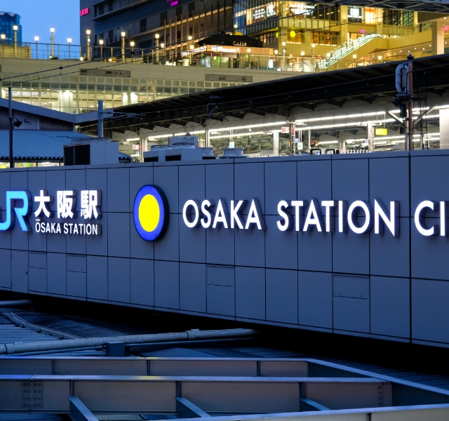 JR大阪駅と書かれた看板